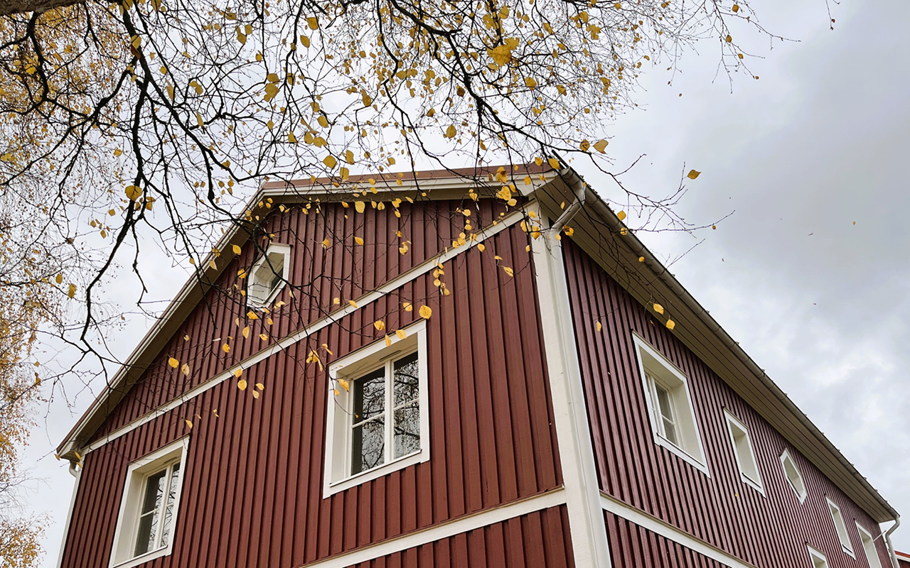 Ett rött flerbostadshus