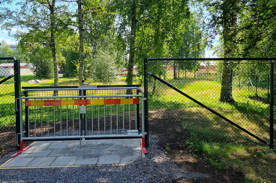 Hundrastgården är ännu inte öppen att använda. Tydligt markerat vid de två ingångarna.