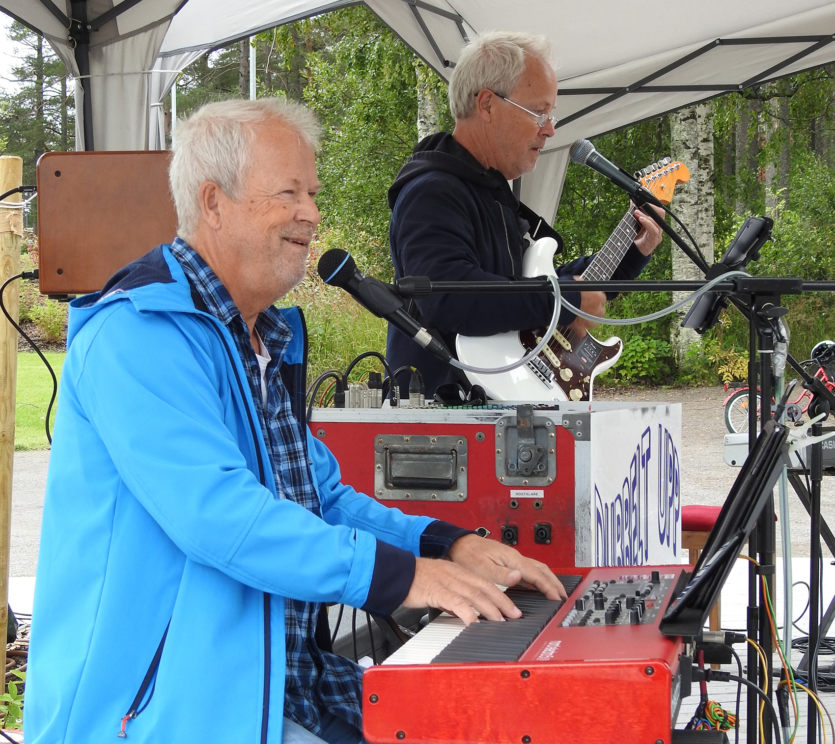 Göran och Einar Persson från Luleå är tvillingbröder som har sysslat med musik under större delen av sina liv. Sedan 1994  spelar de som duo i "Dubbelt Upp".