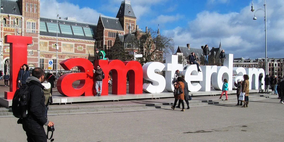 Här ses ett välkänt exempel på en större skylt från Amsterdam.