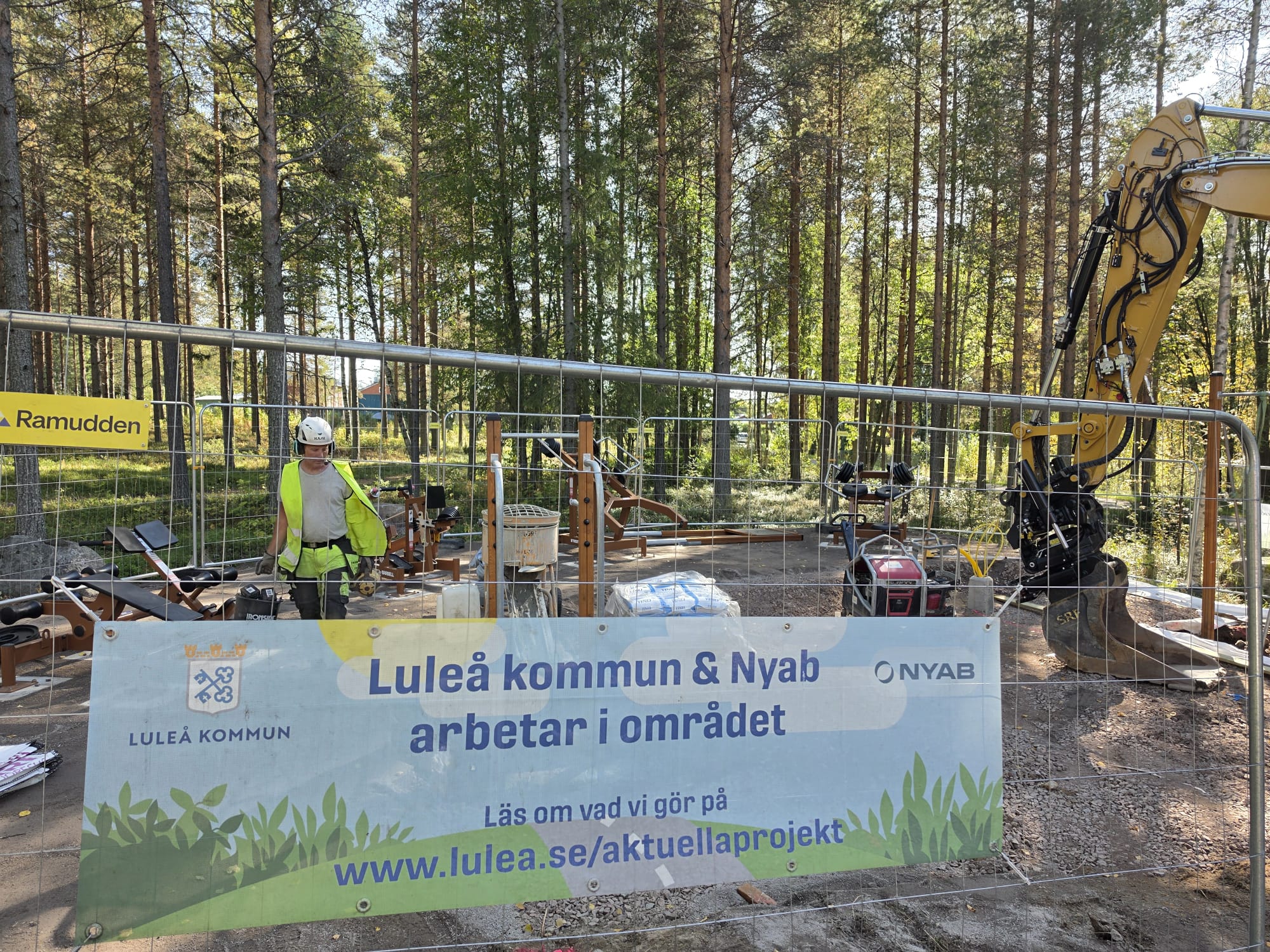 Här arbetar Dan Sjöberg och grävmaskinist Robin Redlund Ek.