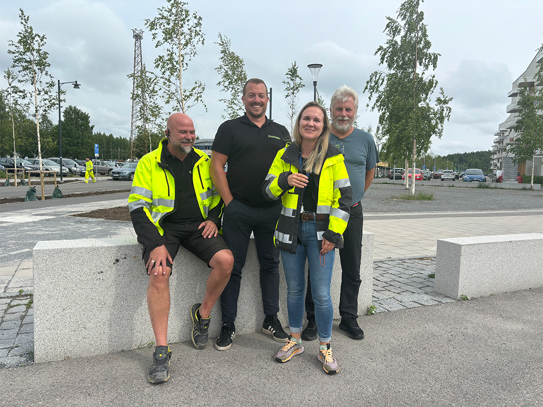 Det är ett positivt gäng som gör en inspektionsrunda kring Småbåtsgatan och Kuststad efter en godkänd slutbesiktning. Ombyggnationen av området kring Småbåtsgatan har, trots en del oförutsedda överraskningar hållit projekttidplanen. Här ses, från Nåiden Infra och Luleå kommun, Mattias Carlsson, Daniel Ekerlin, Emma Sailamaa och Johnny Sundberg.