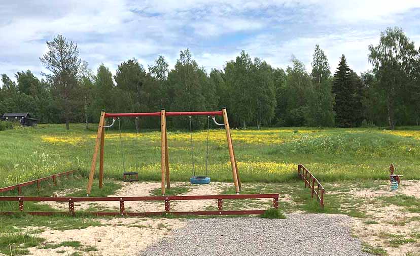 Gungställning med gungor. Vid sidan av en liten gungleksak.