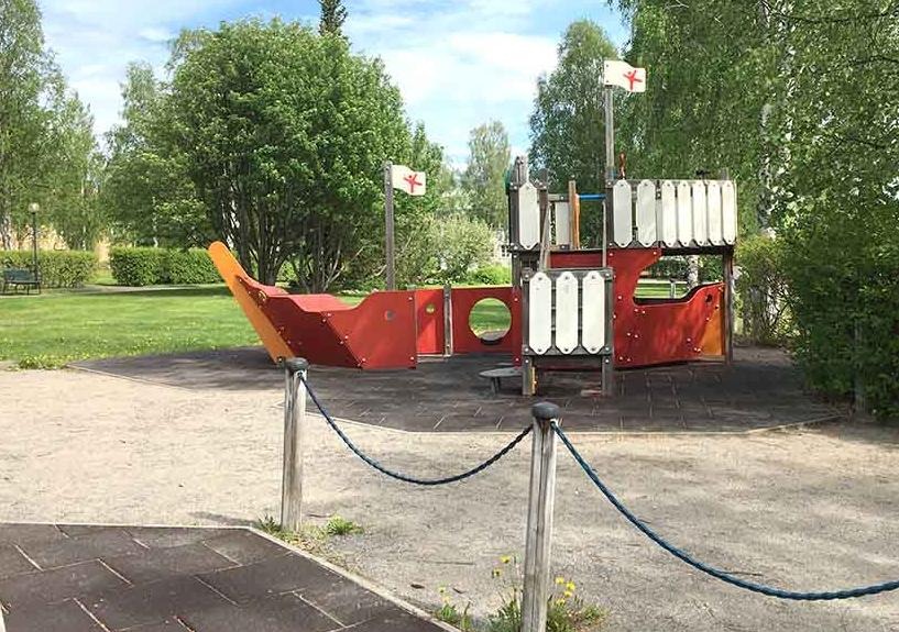 Ramp in till lekparken, lekkoja i form av ett skepp