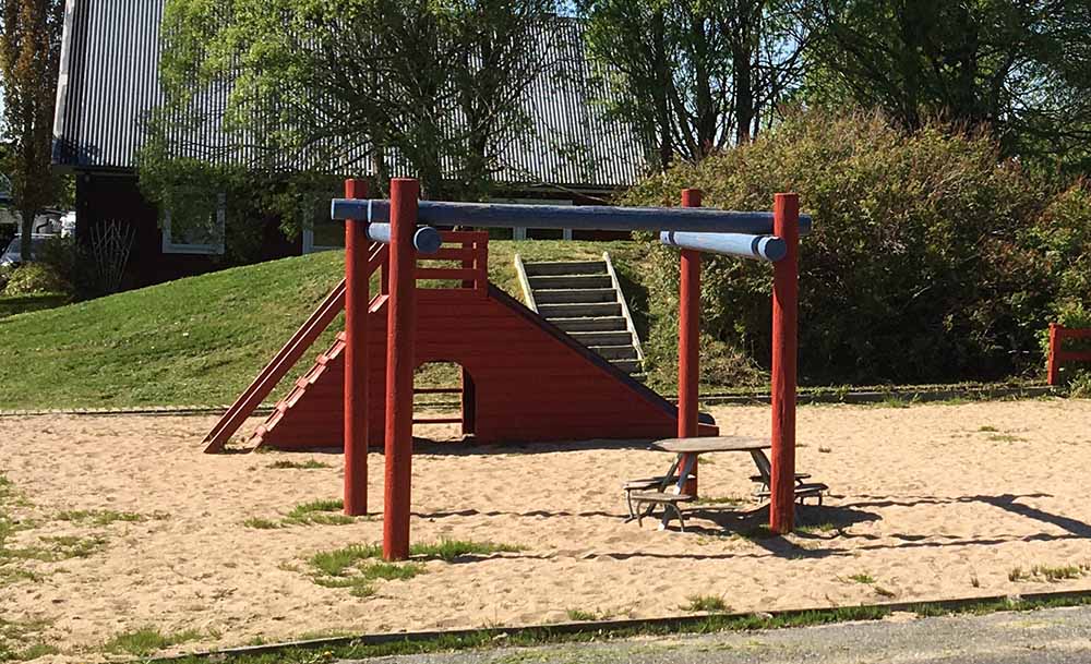 Pergola eller klätterställning med runt bord med runda sittplatser under den