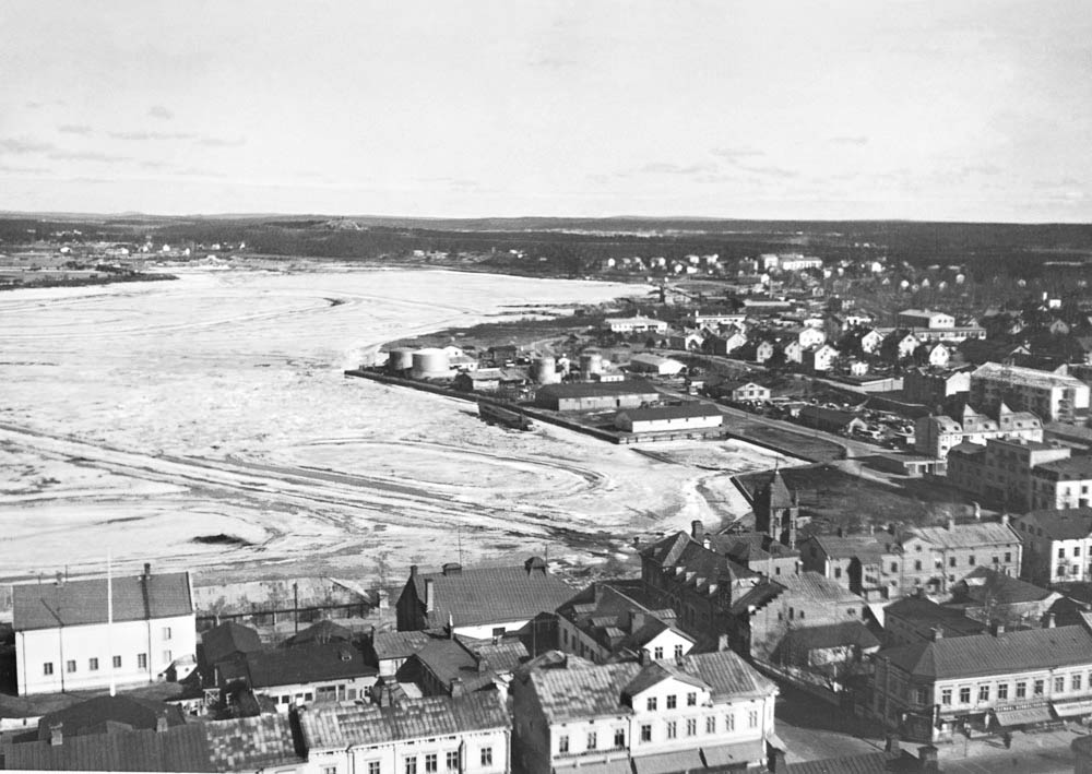 Vy från kyrkan mot Pontuskajen och Båthusbacken.