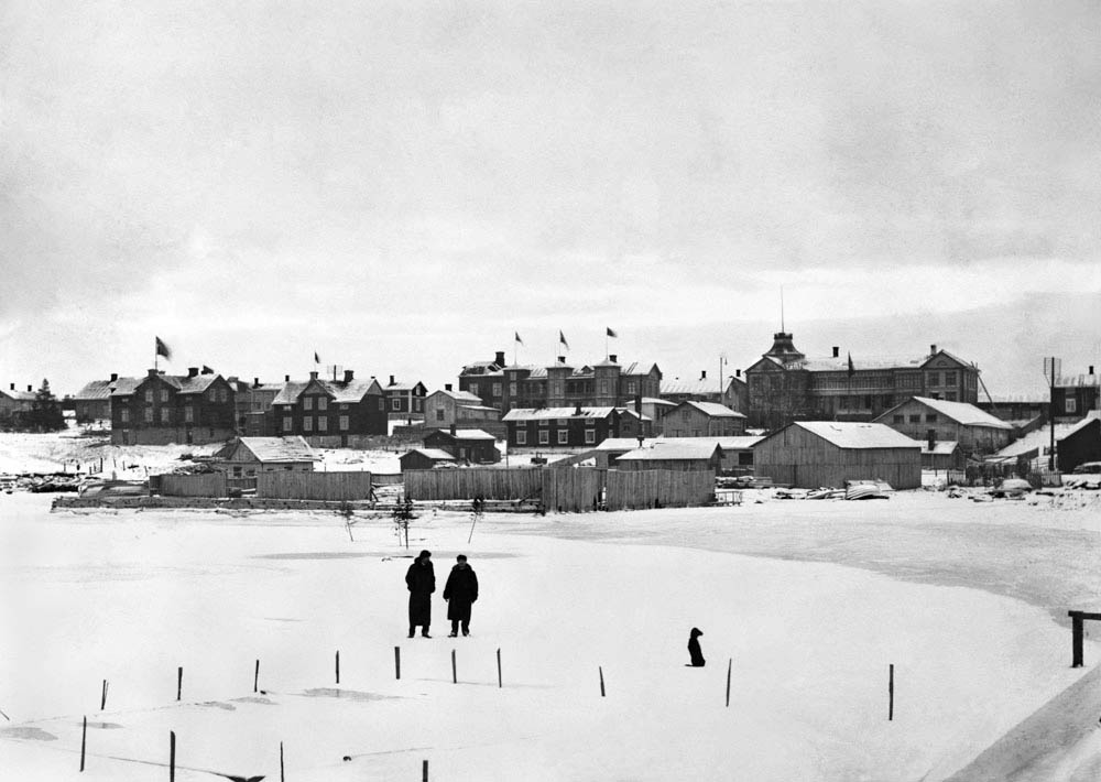 Vinterbild från isbelagt vatten i riktning mot staden.