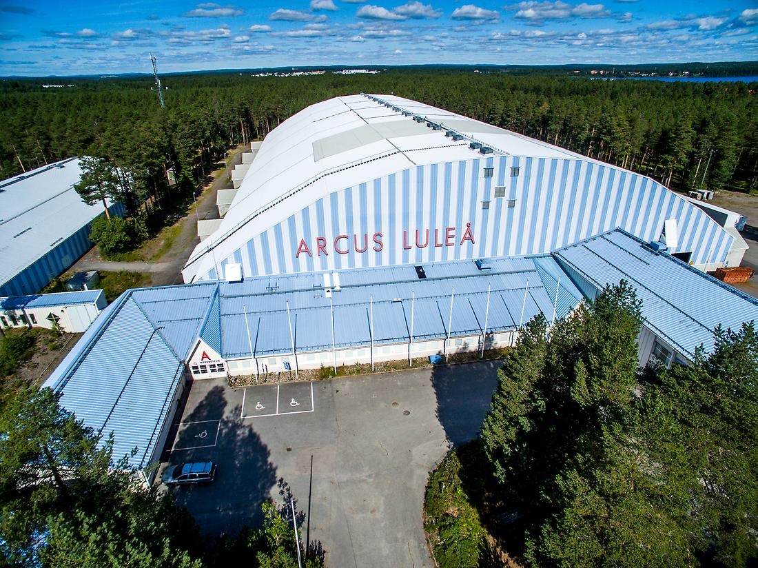 Flygfoto av Arcushallen, en blå och vit byggnad