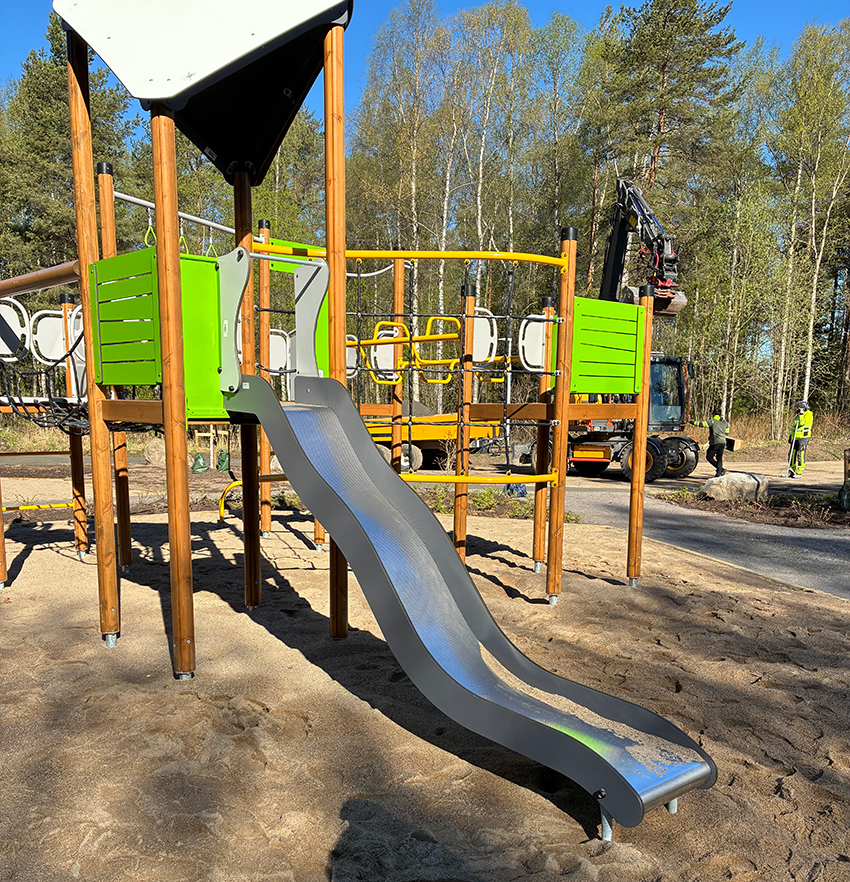 Inför invigningen den 3 juni tas bygg staketen runt Jakthornsstigen lekplats bort.
