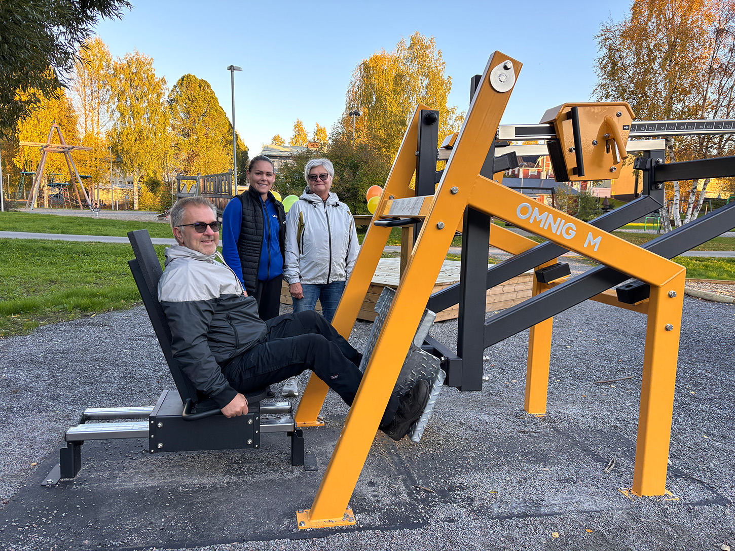 Mikael Frölander och Carina Jönsson från Råneå värmer upp med en 4,5 kilometer lång promenad innan de kör några maskiner på Tallheden. - Vi gillar att var här säger de. Med på bilden är instruktör Lindalie Richwald som gav dem enskilda övningar för att träna på rätt sätt.