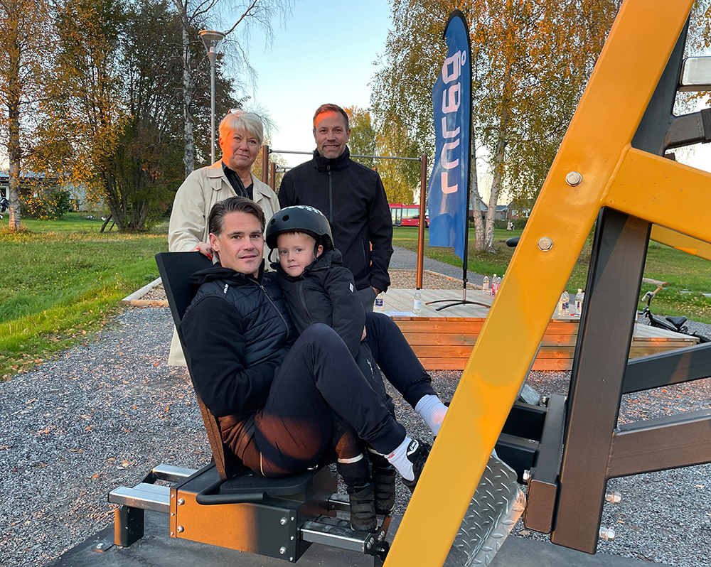 Karl Fabricius och sonen Oscar testade en av maskinerna på Snickarstrands nya utegym. De blev coachade av infrastruktur och serviceförvaltningens direktör Helén Wiklund Wårell och kompisen Petter Pettersson.