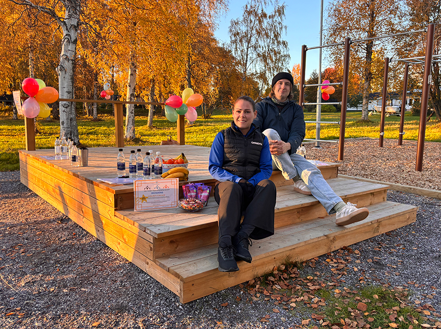 Det bjöds på frukt och lokalproducerat vatten från Lule älv under invigningen. Här ser vi Lindalie Richwald, personlig tränare för leverantören av gymutrustningen sitta och mysa i höstsolen tillsammans med landskapsarkitekt Alexander Morell
