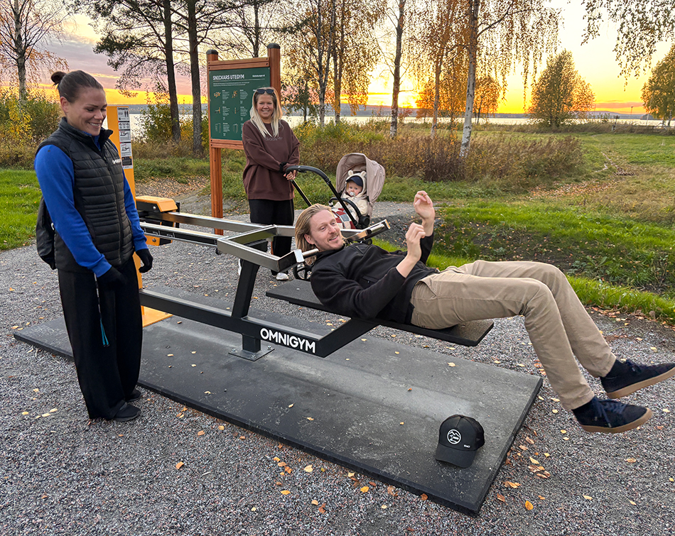 Filip Andersson kämpar, ivrigt påhejad av flickvännen Hanna Flemström och instruktören Lindalie Oswald.