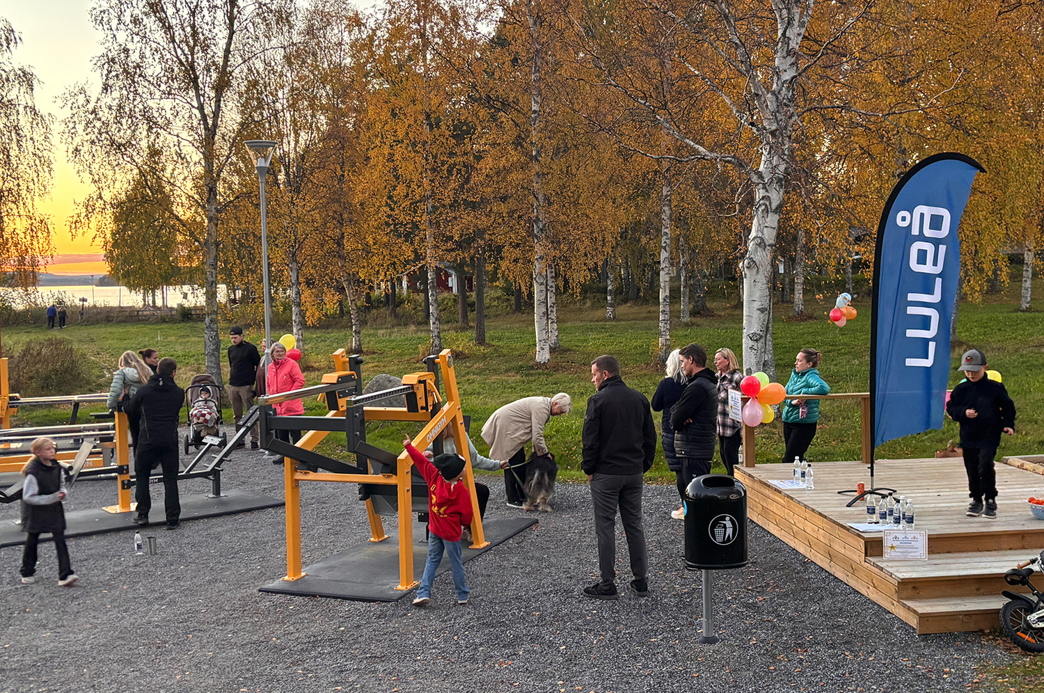 Snickarstrands gym ligger vackert belägen vid Lule älvens strand. Solnedgången på platsen är magisk och området korsas av ett omtyckt promenadstråk för de närboende i Gammelstad.