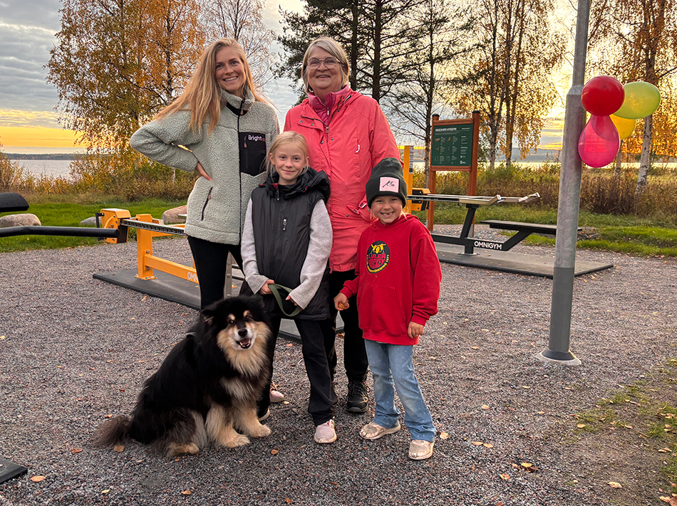 Till Mona Lundbergs glädje kom barn och barnbarn förbi gymmet under sin kvällspromenad med hunden.