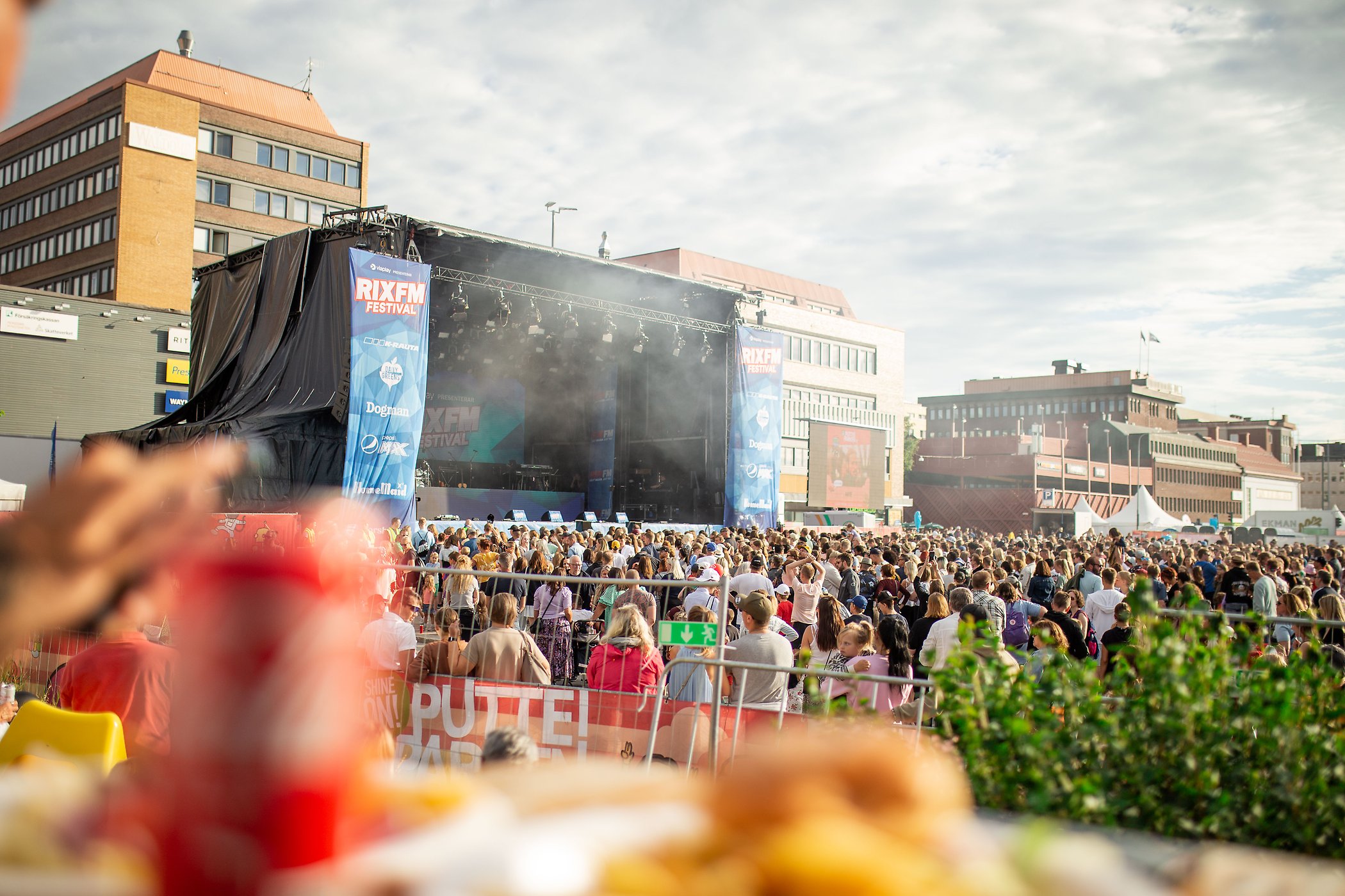 Scen på festival under sommar