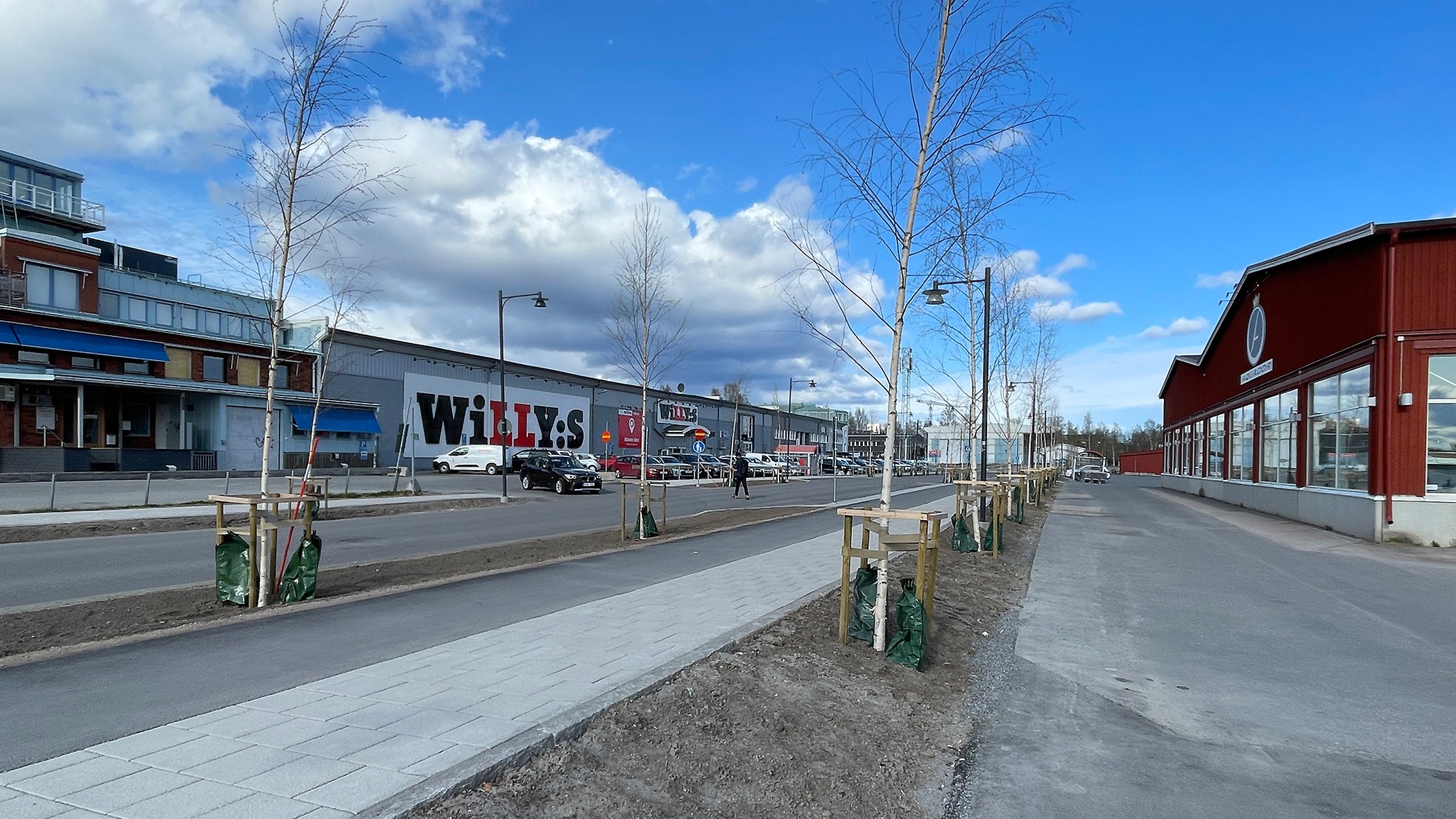 Ett hundratal träd har planterats som allé längs Småbåtsgatan. De flesta är björkar men en och annan Virginiahägg får också plats. Belysningen monterades under senhösten 23 och nu ståtar de fina Moramasterna längs gatan. Det har tillkommit generösa gång- och cykelvägar i området vilket uppskattas av de boende.