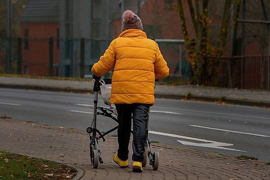 Trottoarkanter med hala löv kan bli ett hinder för framkomligheten